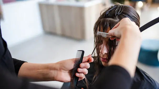 Frau werden Haare beim Friseur geschnitten (Themenbild) - Foto: iStock/Kosamtu Frau werden Haare beim Friseur geschnitten (Themenbild) - Foto: iStock/Kosamtu