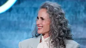 Trendfrisuren 2024 graue Haare Grey Blending - Foto: Phillip Faraone/Getty Images for Hallmark Media Trendfrisuren 2024 graue Haare Grey Blending - Foto: Phillip Faraone/Getty Images for Hallmark Media