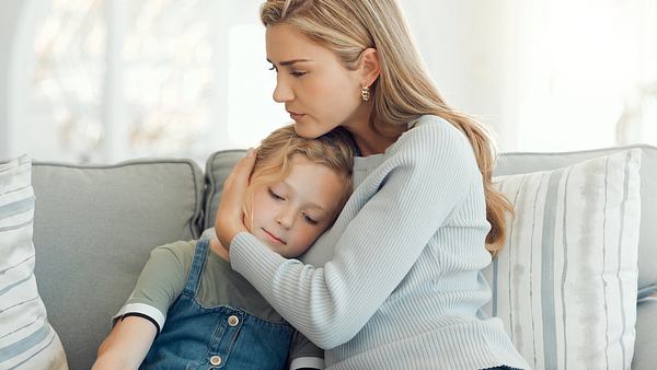 Trennung weil Vater fremd gegangen ist - Wie erkläre ich es meinen Kindern? - Foto: PeopleImages/iStock