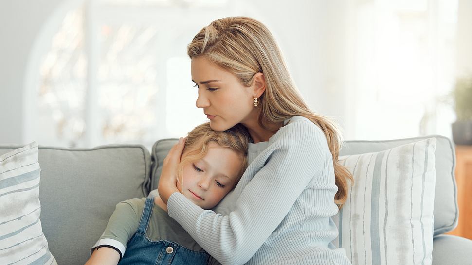 Trennung weil Vater fremd gegangen ist - Wie erkläre ich es meinen Kindern? - Foto: PeopleImages/iStock