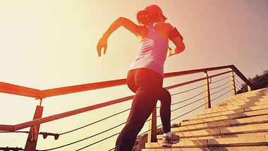 Beim Treppenlaufen kannst du extrem viele Kalorien verbrennen! - Foto: iStock