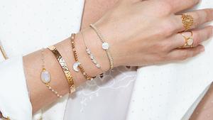 Mit diesem genialen Trick kannst du dein Armband selber anziehen - ganz ohne Hilfe! - Foto: OceanProd/iStock