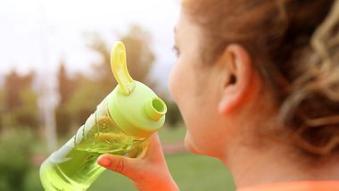 Mit unseren Tipps zur Reinigung von Trinkflaschen haben Bakterien keine Chance. - Foto: iStock/Handemandaci