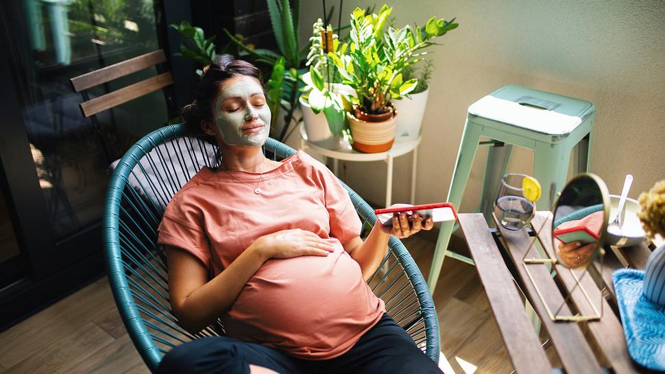 Trockene Haut in der Schwangerschaft: Wir kennen alle Ursachen, Tipps und Tricks - Foto: istock/Aja Koska