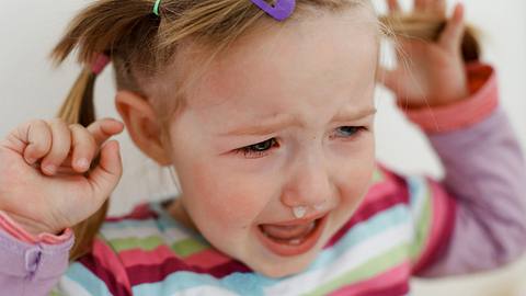 Trotzphase: 3 Tipps, wie Eltern mit trotzigen Kindern umgehen können - Foto: iStock