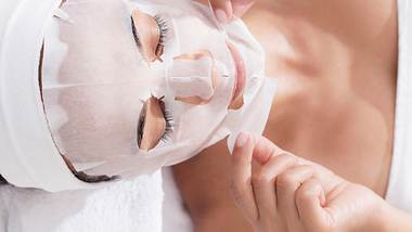 Diese Tuchmasken helfen bei verstopften Poren - Foto: iStock