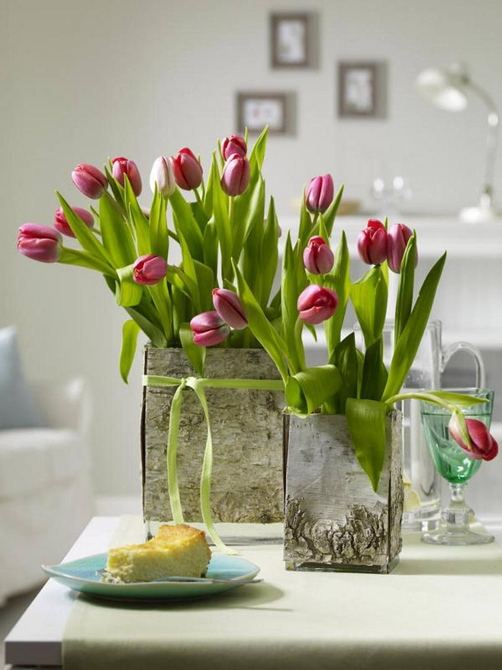Фото тюльпаны в вазе на столе. Букет тюльпанов в вазе. Ваза с тюльпанами. Весенние композиции в интерьере. Композиция с тюльпанами в вазе.