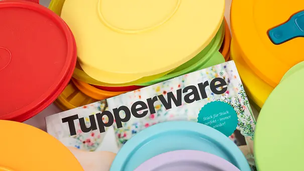 Vogelperspektive auf bunte Tupperware Behälter  mit einerin der Mitte - Foto:  IMAGO / CHROMORANGE