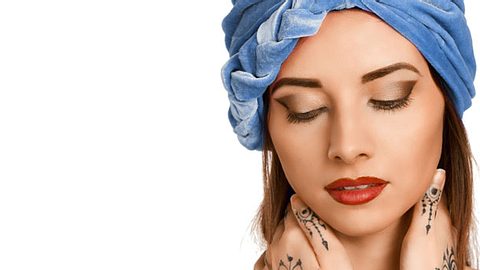 Über Nacht einen Turban aus Seide zu tragen, lässt deine Haare glänzen - Foto: Istock