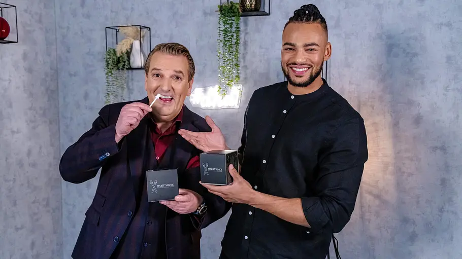 Über diesen Deal freut sich Ralf Dümmel sichtlich. Vincent Samuel Kirchberger-Puechlong (r.) und Ralf Dümmel nach dem Deal.