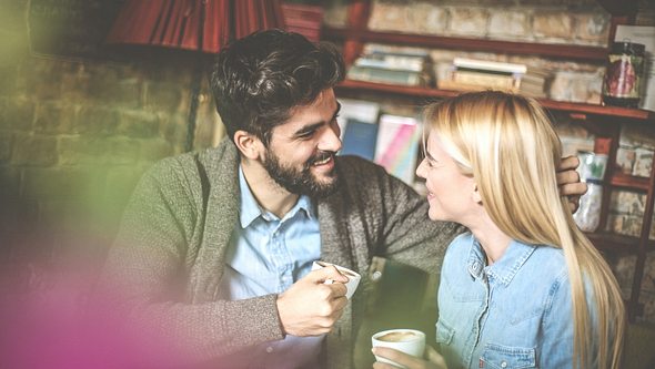 Über die Wange streicheln Bedeutung - Foto: Liderina/iStock