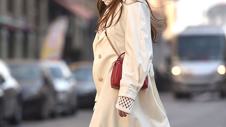 Übergangsjacke an einer Frau auf der Straße - Foto: Gettyimages/Tullio M. Puglia/Freier Fotograf