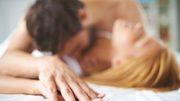 Frau liegt auf dem Rücken und ein Mann auf ihr drauf, dabei küsst er sinnlich ihren Hals und die Hände der beiden sind ineinander verschränkt - Foto: hironosov / iStock
