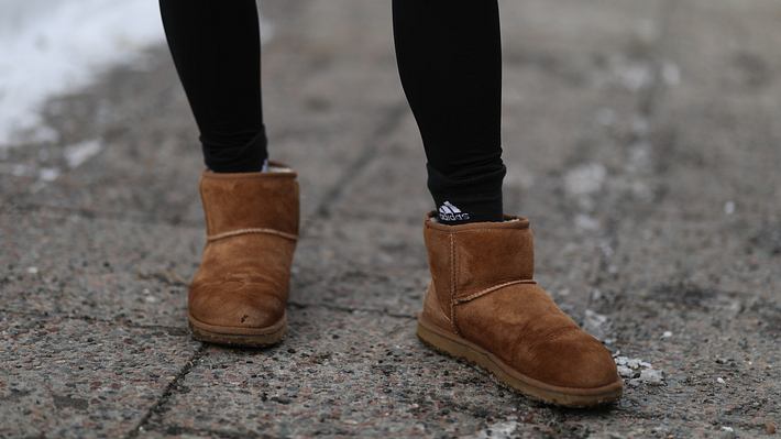 Lammfell-Stiefel und UGG Boots reinigen und pflegen: So einfach gehts! - Foto: Jeremy Moeller/Getty Images