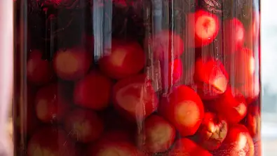 Die japanische Umeboshi ist ein geschätztes Heilmittel. - Foto: iStock