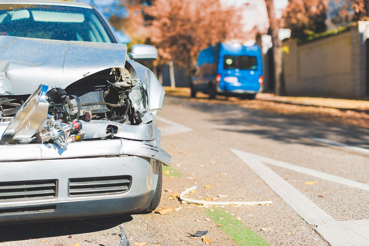 Bayern: Junge (14) leiht sich Auto und zerstört 8 Autos!