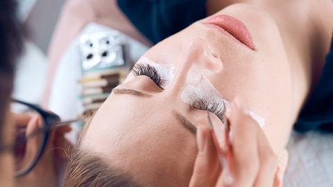 Eine Kosmetikern warnt vor Ungeziefer in künstlichen Wimpern. - Foto: iStock/stock_colors
