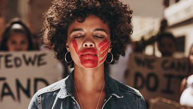 UnhateWomen: Stoppt verbale Gewalt gegen Frauen im Rap! - Foto: iStock / jacoblund