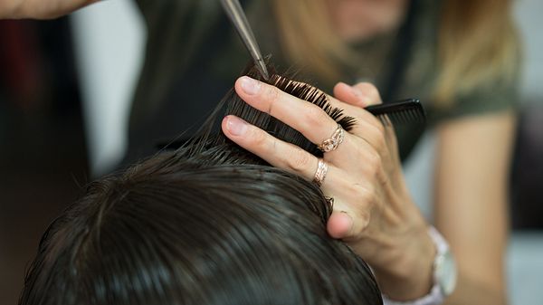 Wir zeigen unkomplizierte Frisuren mit kurzem Haar. - Foto: mgstudyo/iStock