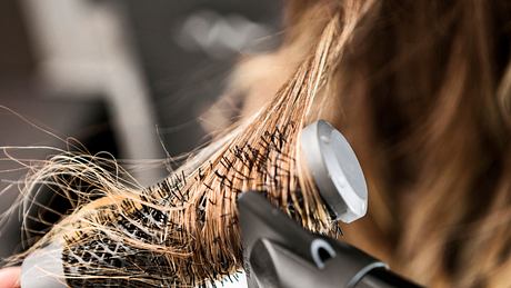 Unkomplizierte Frisuren mittellang ab 50: Die schönsten Haarschnitte und Stylings  - Foto: iStock/ Nastasic 