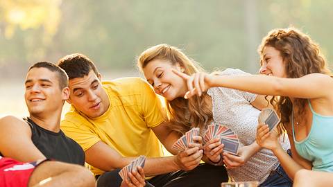 UNO-Regeln: So wird das beliebte Kultkartenspiel richtig gespielt - Foto: GoodLifeStudio/iStock