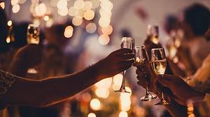 Feierlicher Toast mit Lichterketten und Schaumwein - Foto: wilpunt/ iStock