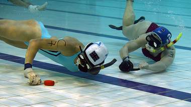 Zwei Spielerinnen beim Unterwasserhockey - Foto: imago/Barry Bland
