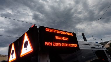 Aufgrund des drohenden Unwetters können weitere Public Viewings zur EM abgesagt werden. - Foto: Getty Images / Jens Schlueter - UEFA 