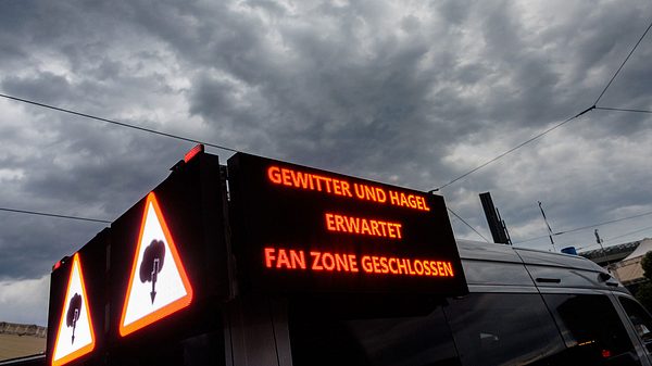 Aufgrund des drohenden Unwetters können weitere Public Viewings zur EM abgesagt werden. - Foto: Getty Images / Jens Schlueter - UEFA 