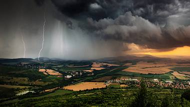 Es wird gefährlich: Unwetterwarnungen für Deutschland - Foto: iStock / Revolu7ion93