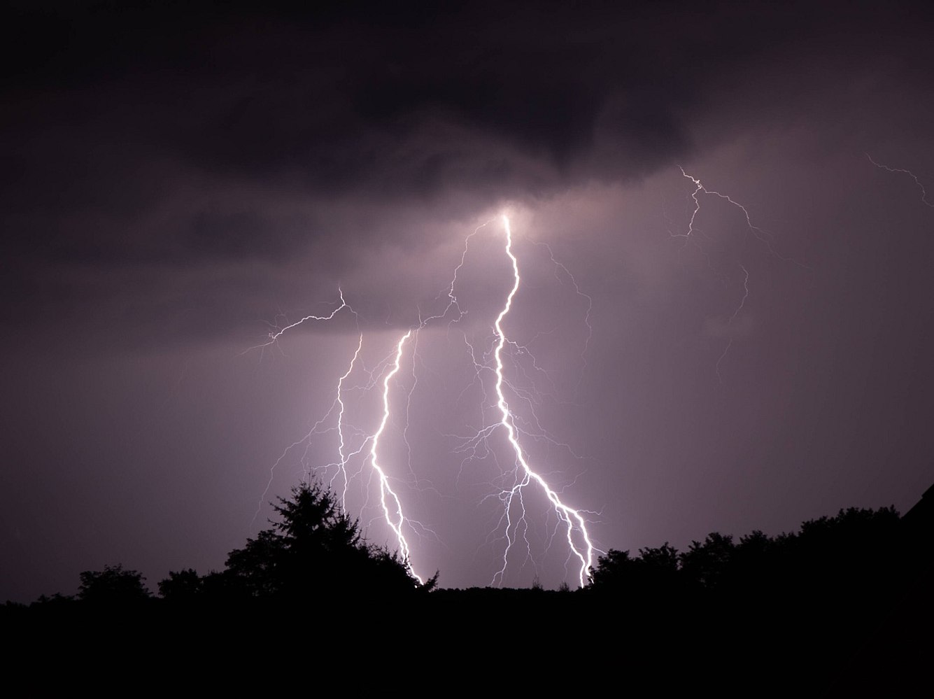 Unwetter in Deutschland: Mann vom Blitz getroffen, Unfälle & Verletzte Unwetter in Deutschland: Mann vom Blitz getroffen, Unfälle & Verletzte