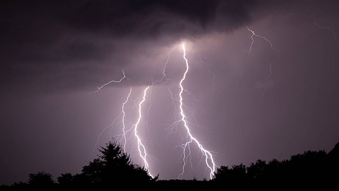 Unwetter in Deutschland: Mann vom Blitz getroffen, Unfälle & Verletzte - Foto: Imago Images