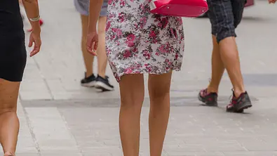 Upskirting: Wie kann ich mich wehren und kann ich den Täter anzeigen? - Foto: iStock/ sam_eder