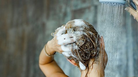 Es gibt viele Ursachen für fettiges Haar, z.B. zu häufige Haarwäschen. - Foto: skynesher/iStock