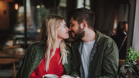 Paar am Valentinstag mit Geschenken - Foto: iStock/YakobchukOlena