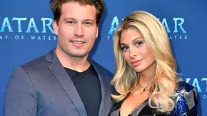 Vanessa Schmitt mit Raúl Richter vor einer blauen Fotowand. - Foto: IMAGO / Future Image Vanessa Schmitt mit Raúl Richter vor einer blauen Fotowand. - Foto: IMAGO / Future Image