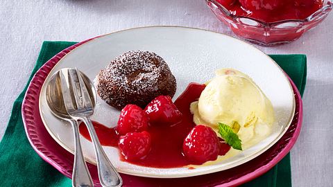 Vanilleeis mit heißen Himbeeren ist das perfekte Dessert an kalten Tagen. - Foto: House of Food / Bauer Food Experts KG