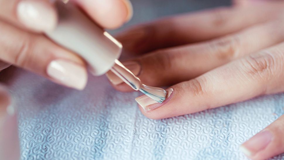 Vanilla Chrome Nails: So schön ist der größte Nageltrend im Frühling und Sommer 2023! - Foto: Xesai/iStock