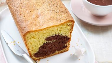 Vanille-Hasenkuchen: Rezept mit verstecktem Schoko-Osterhasen - Foto: House of Food / Bauer Food Experts KG