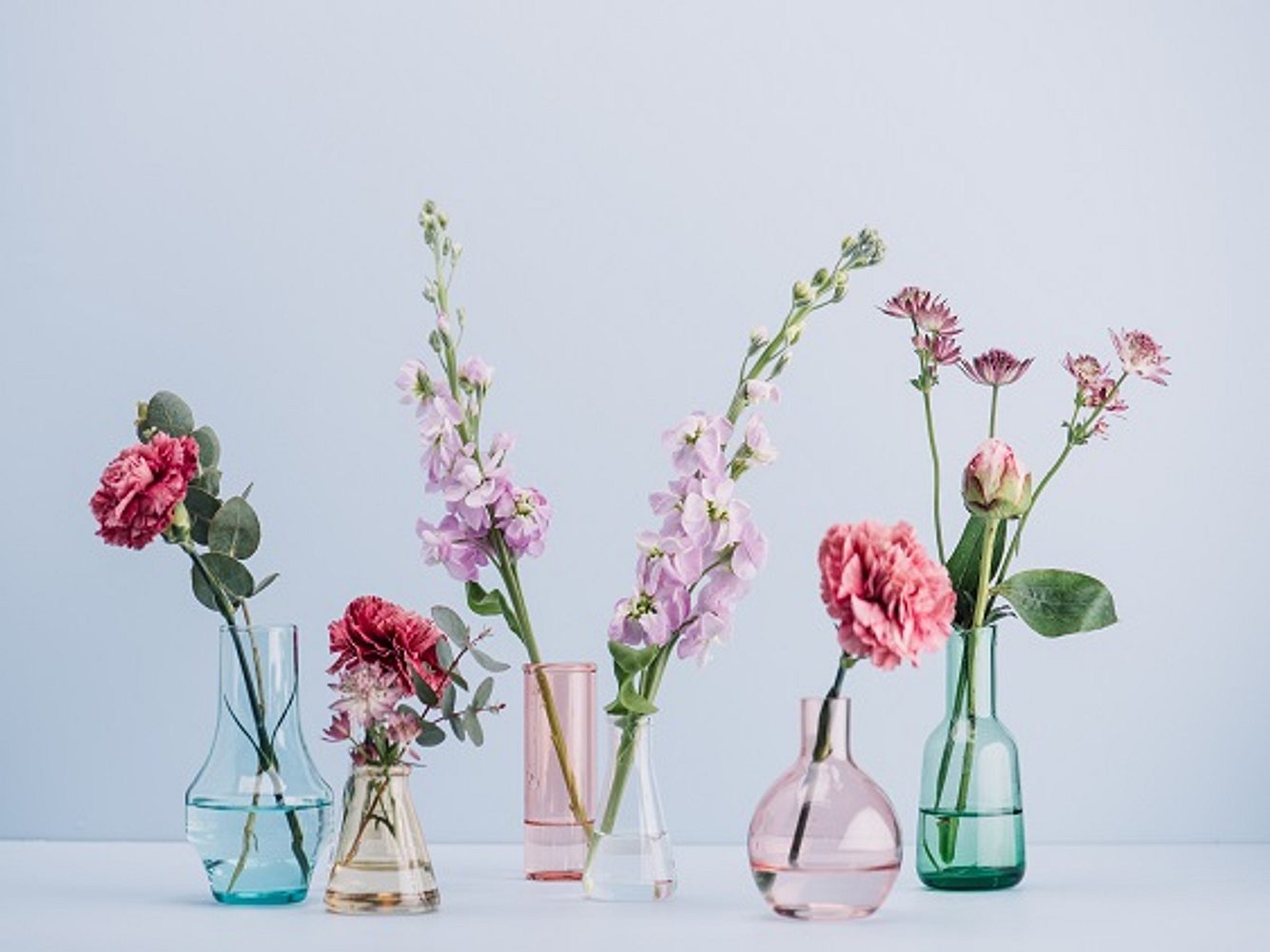 Bunte Vasen aus Glas mit Blumen