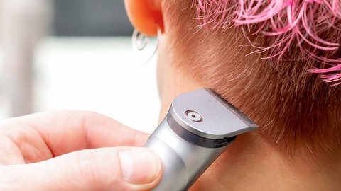 Eiskalt! Vater rasiert Tochter die Haare ab - weil sie Mitschülerin hänselte - Foto: okskukuruza/iStock (Symbolbild)