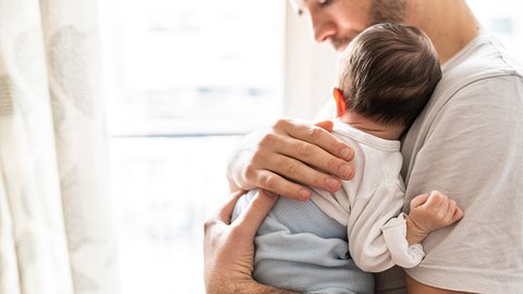 Aufgepasst! Jetzt soll der Vaterschaftsurlaub kommen! - Foto: miodrag ignjatovic/iStock (Symbolbild)