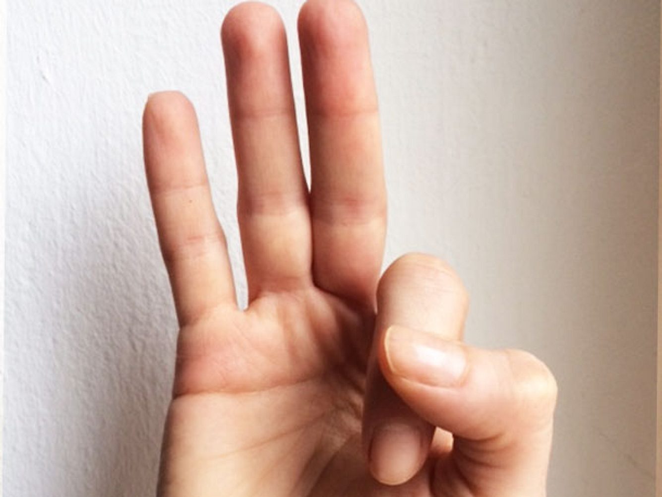 Wenn bei Stress der Bauch grummelt, hilft die Vayu-Mudra. Wenn bei Stress der Bauch grummelt, hilft die Vayu-Mudra.