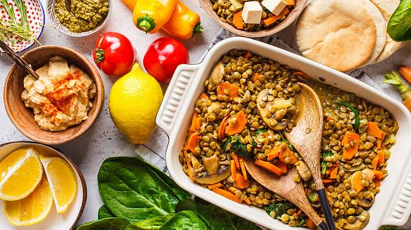 Überflüssige Pfunde abnehmen, aber mit rein veganer Ernährung? Wir erklären, wie. - Foto: vaaseenaa/iStock