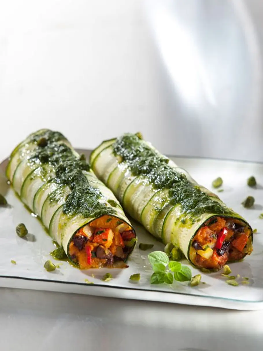Zucchiniloni mit Kürbis-Oliven-Füllung und Basilikum-Öl vegan essen abnehmen zucchiniloni