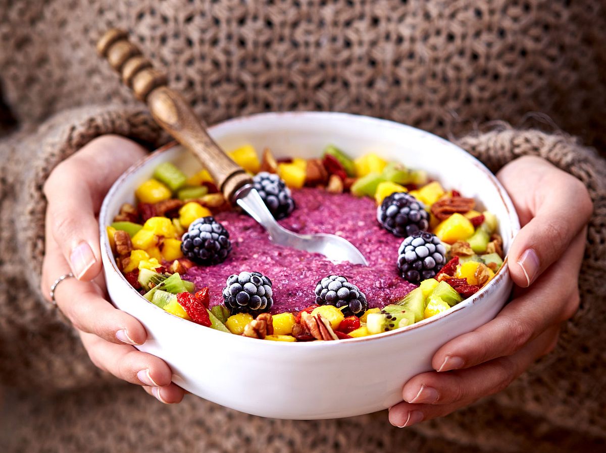 Diese vegane Bowl ist fruchtig frisch und ein wahrer Sattmacher.