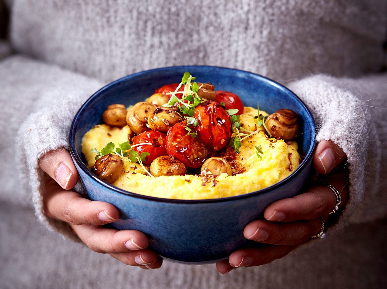 Polenta, Champignons und Balsamico-Essig sind eine tolle Kombination für vegane Bowls. Polenta, Champignons und Balsamico-Essig sind eine tolle Kombination für vegane Bowls.