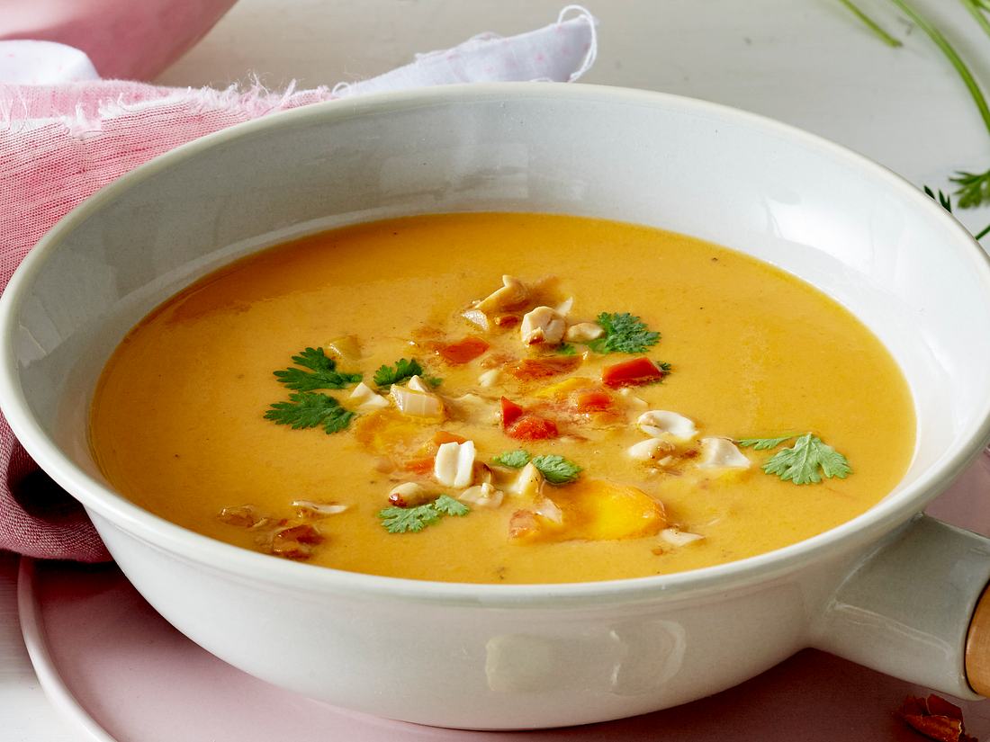 Vegane Kürbissuppe mit Erdnüssen und Koriander Vegane Kürbissuppe mit Erdnüssen und Koriander
