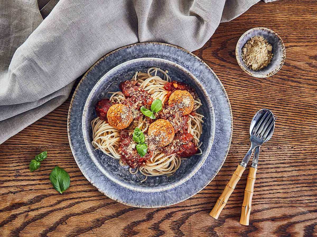 Vegane Pasta: Rezept für Spaghetti mit Soja-Reis-Hackbällchen