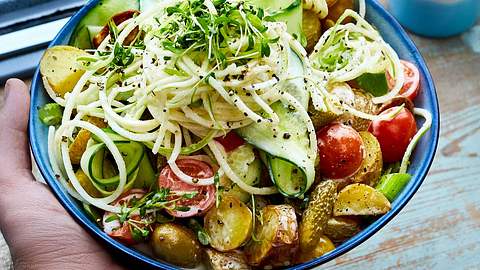 Veganer Kartoffelsalat mit Apfelspaghetti - Foto: House of Food / Bauer Food Experts KG